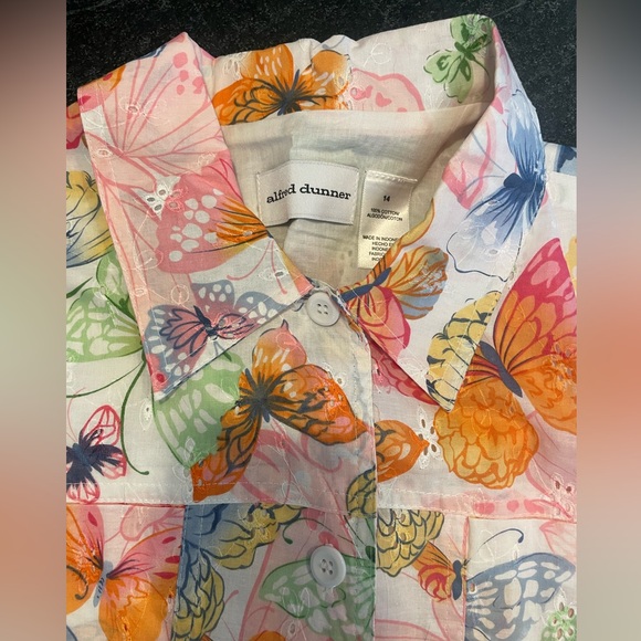 BNWT Colorful Butterfly Eyelet Button Down Blouse - Picture 3 of 5